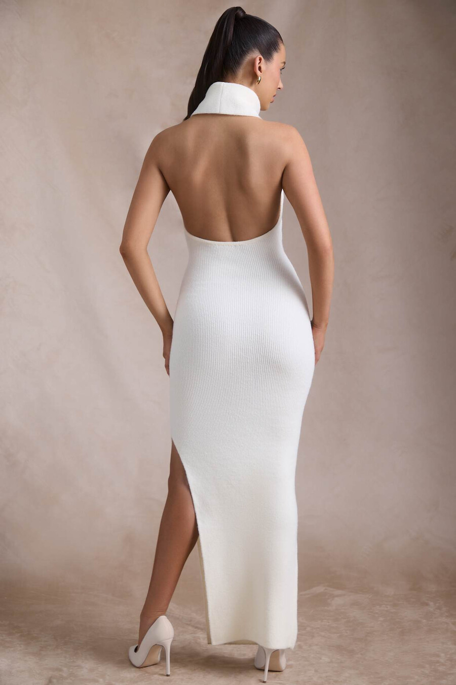 vestido longo canelado de gola alta e costas abertas na cor marfim.