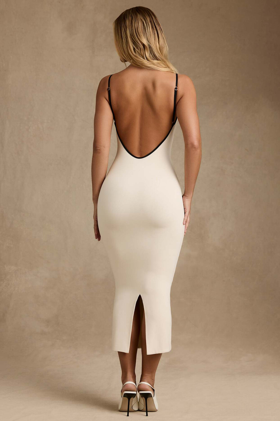 vestido midi sem costas com acabamento contrastante em modal na cor marfim.