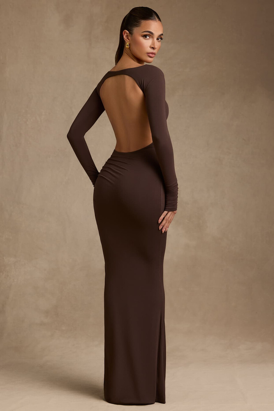 vestido longo modal com decote nas costas e franzido na cor marrom chocolate.
