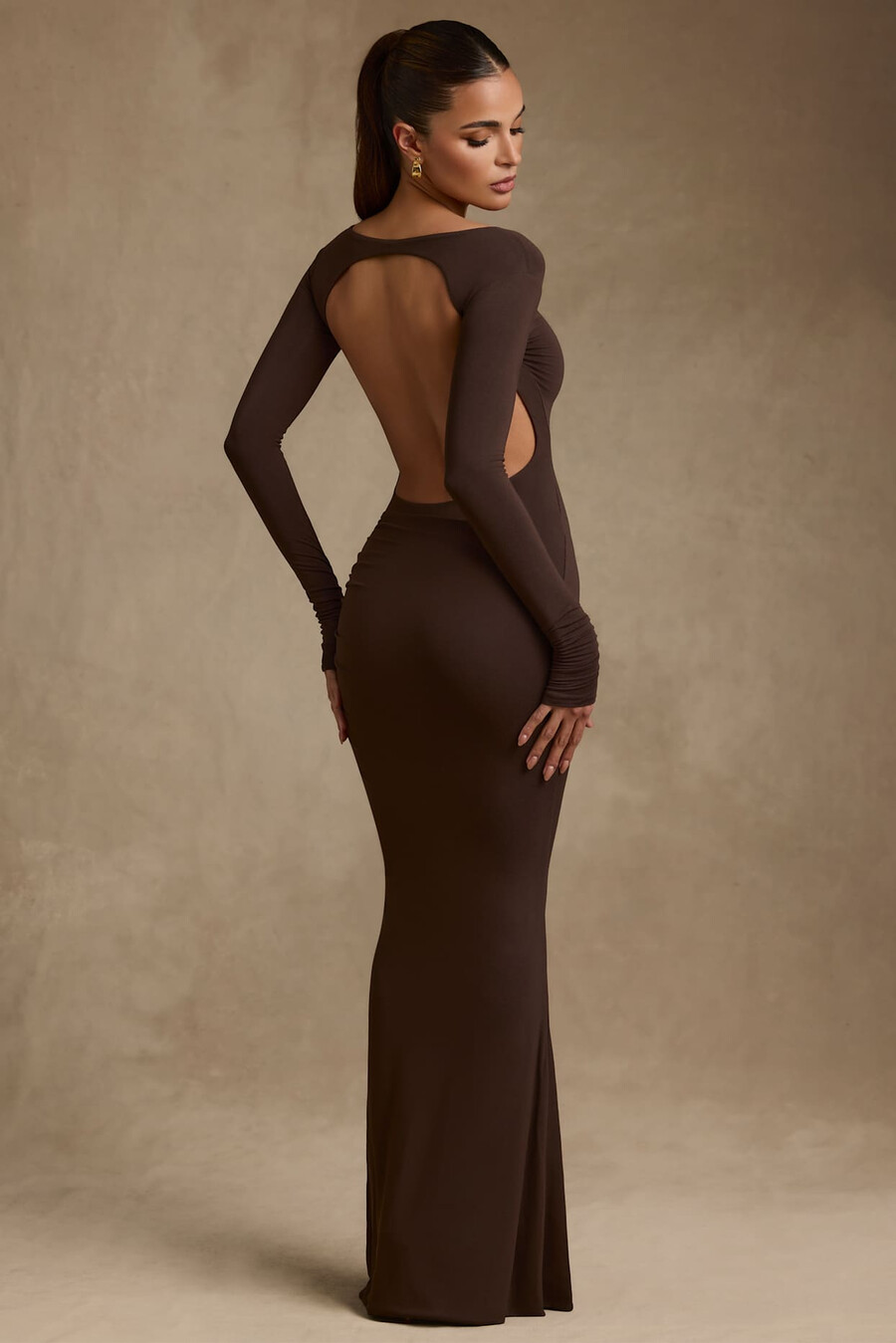 vestido longo modal com decote nas costas e franzido na cor marrom chocolate.