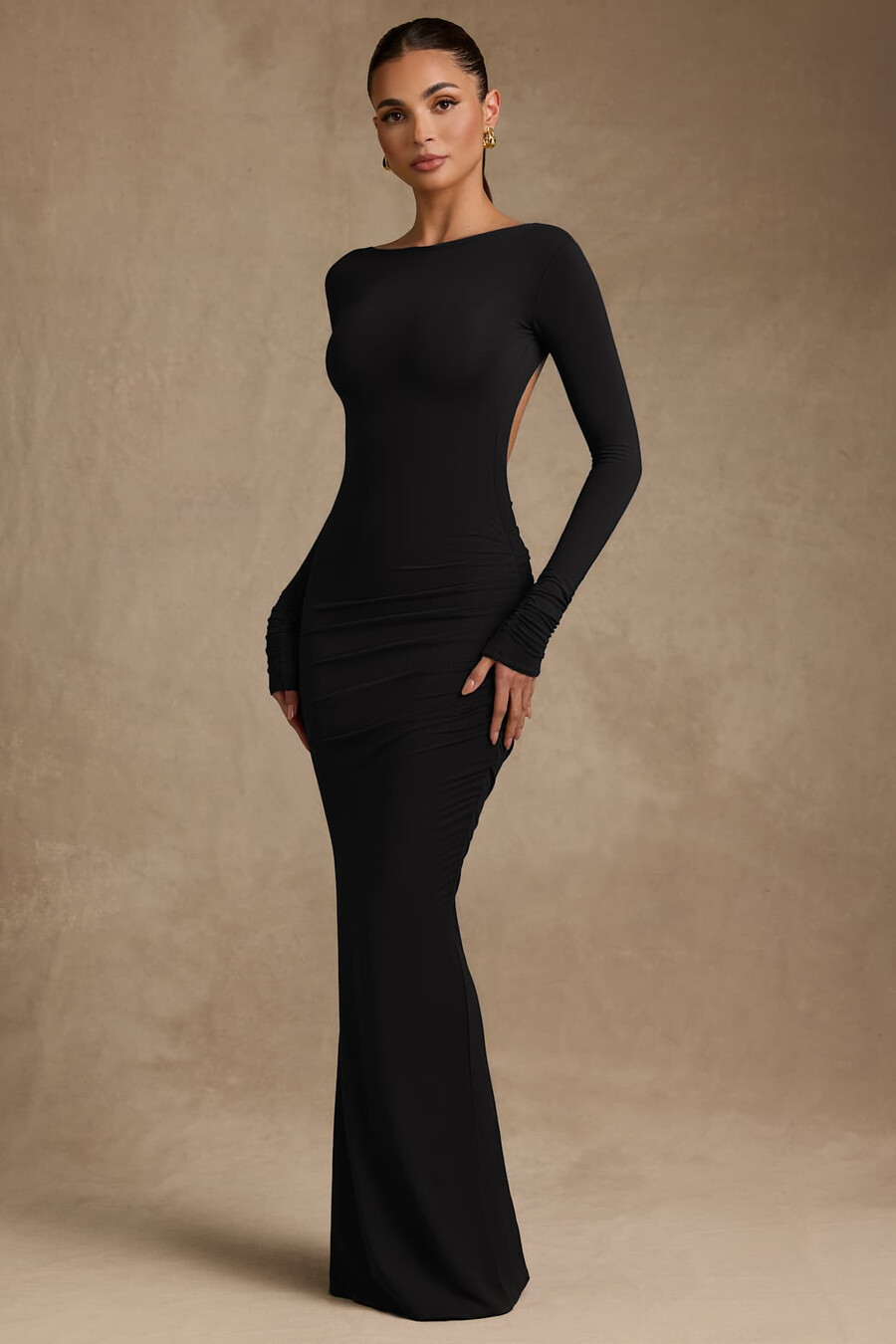 vestido longo preto com decote nas costas e franzido em modal.