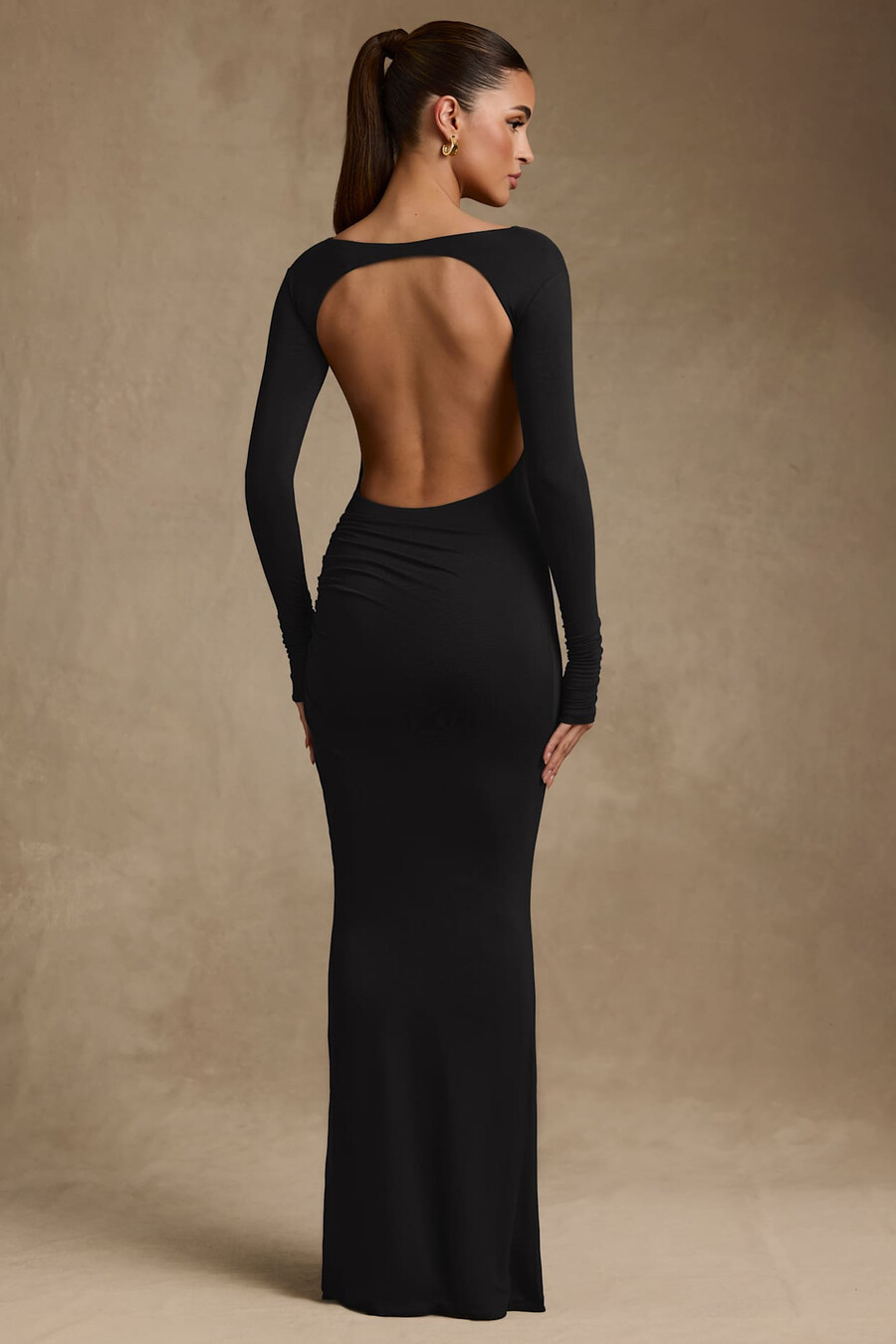 vestido longo preto com decote nas costas e franzido em modal.