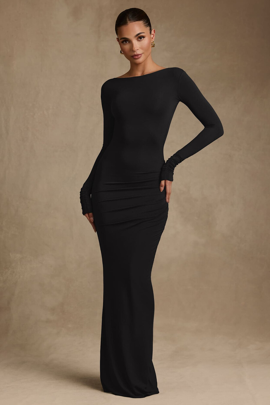 vestido longo preto com decote nas costas e franzido em modal.