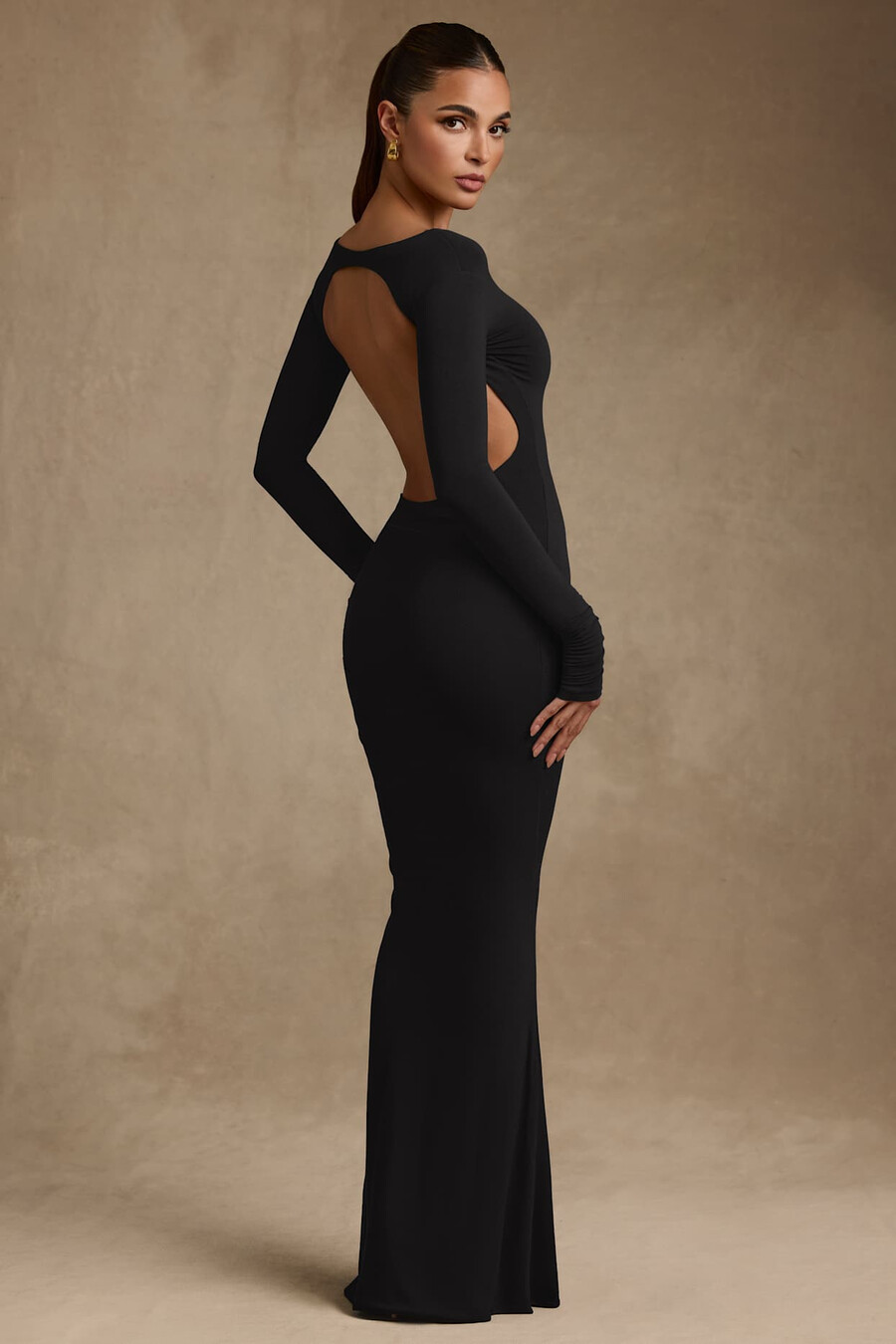vestido longo preto com decote nas costas e franzido em modal.