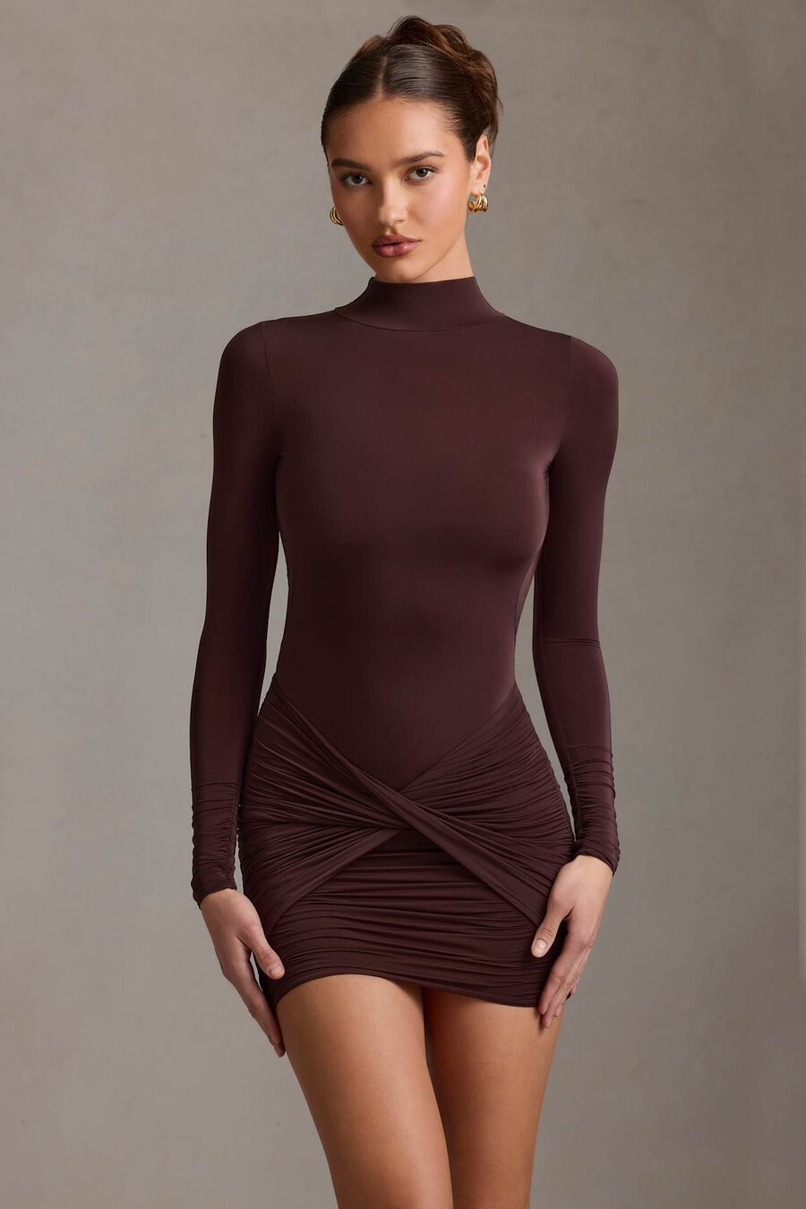 vestido curto de gola alta com decote nas costas e franzido na cor marrom chocolate.