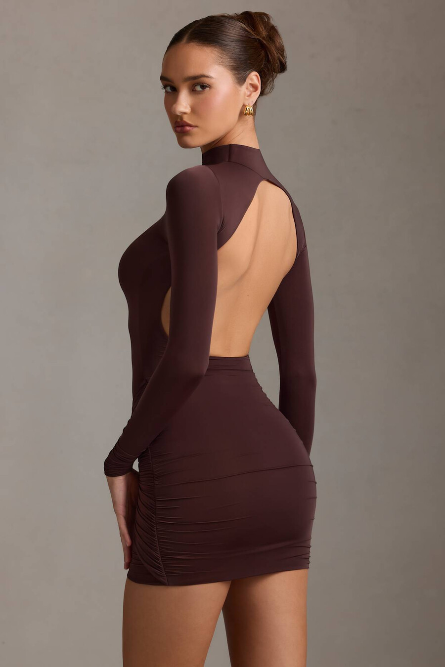 vestido curto de gola alta com decote nas costas e franzido na cor marrom chocolate.