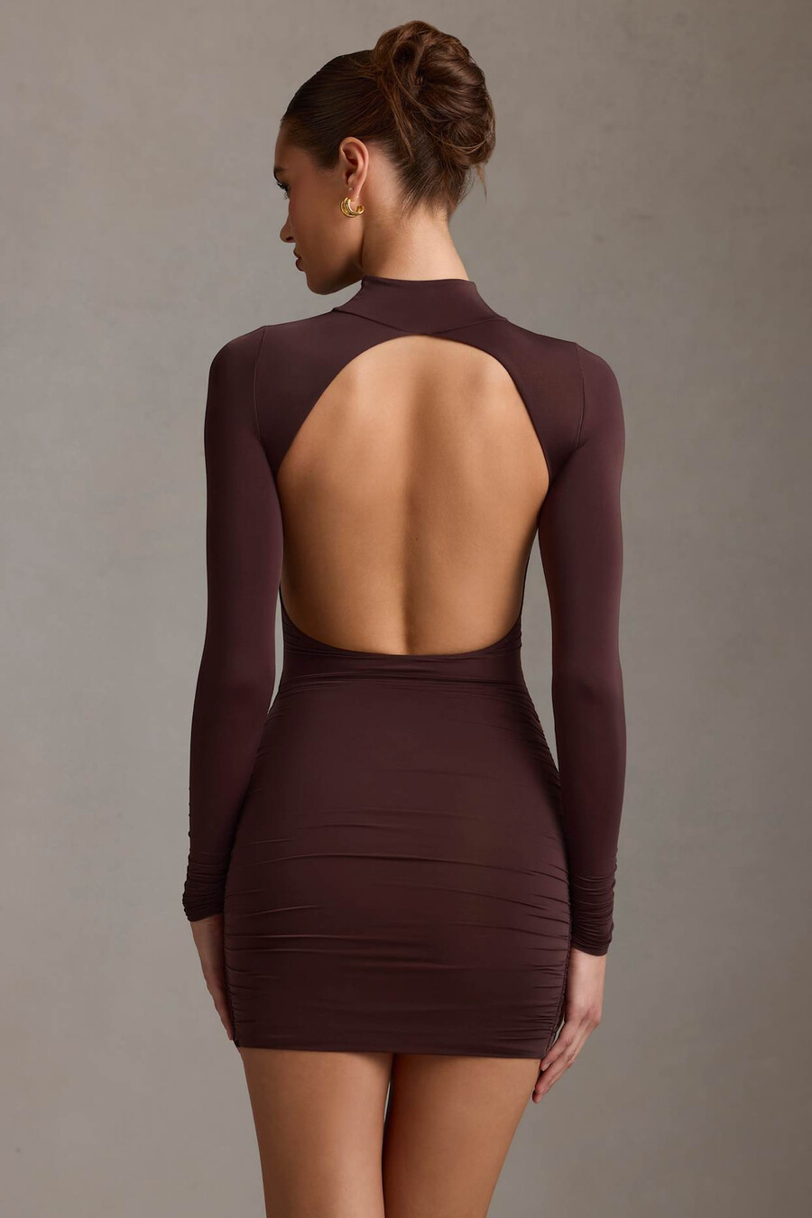 vestido curto de gola alta com decote nas costas e franzido na cor marrom chocolate.
