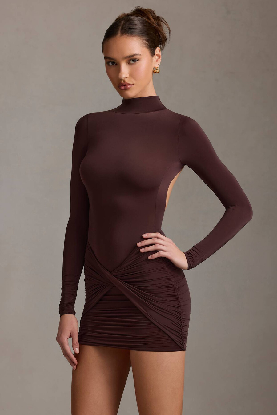 vestido curto de gola alta com decote nas costas e franzido na cor marrom chocolate.