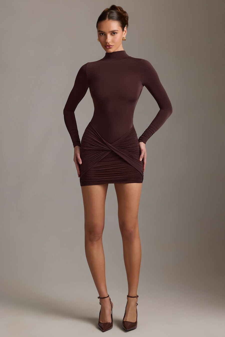 vestido curto de gola alta com decote nas costas e franzido na cor marrom chocolate.