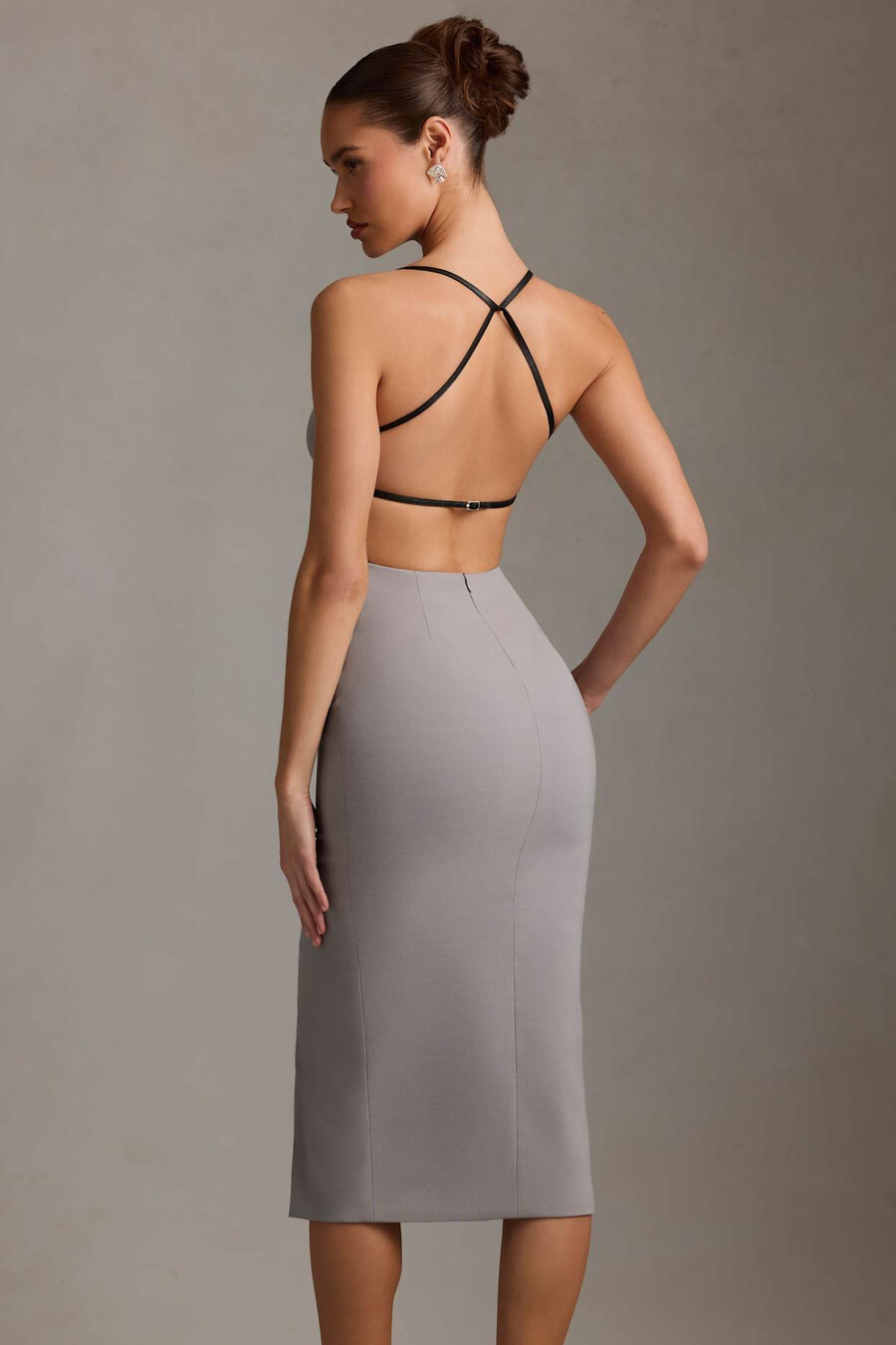 vestido midi cinza com decote profundo e costas nuas.