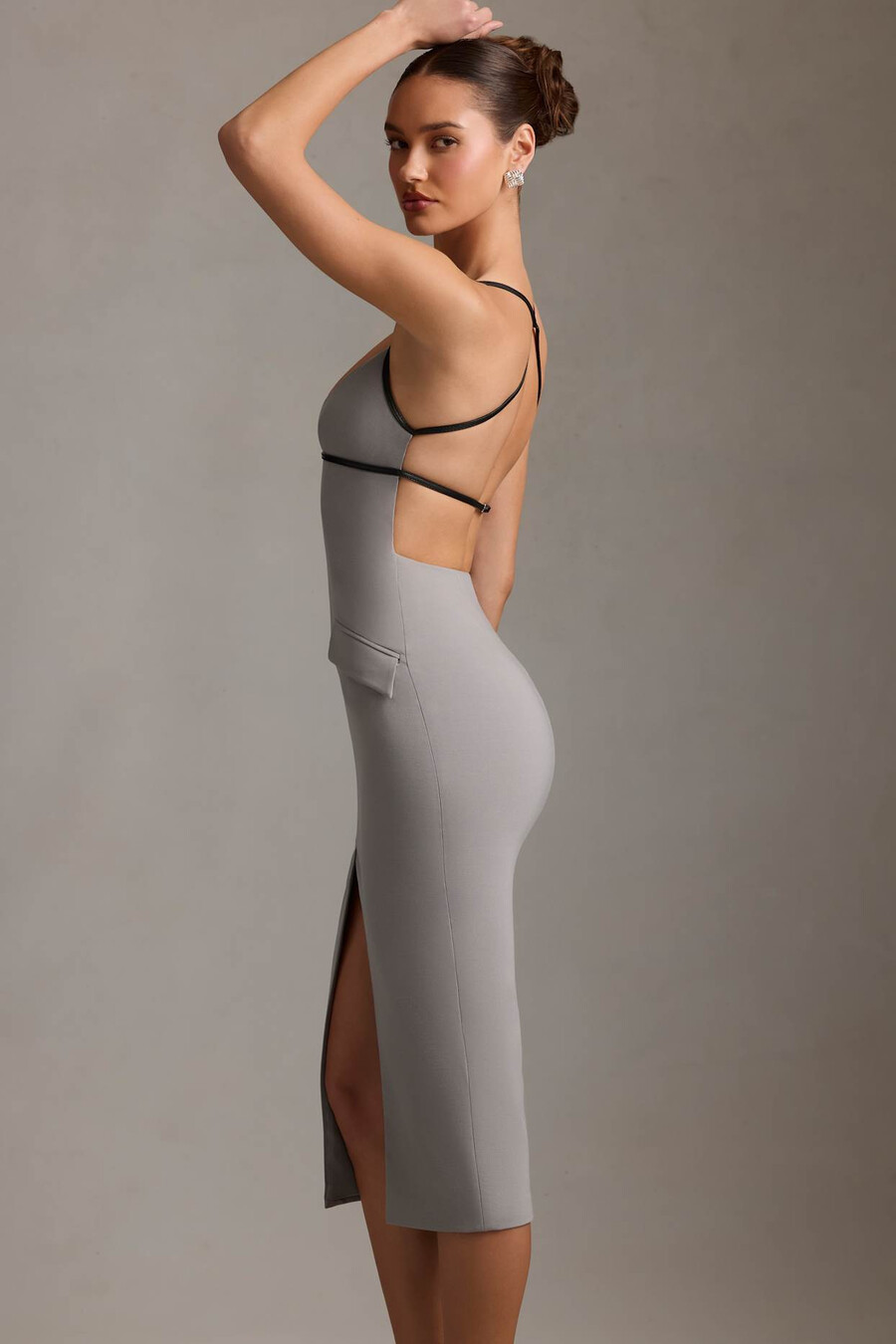 vestido midi cinza com decote profundo e costas nuas.