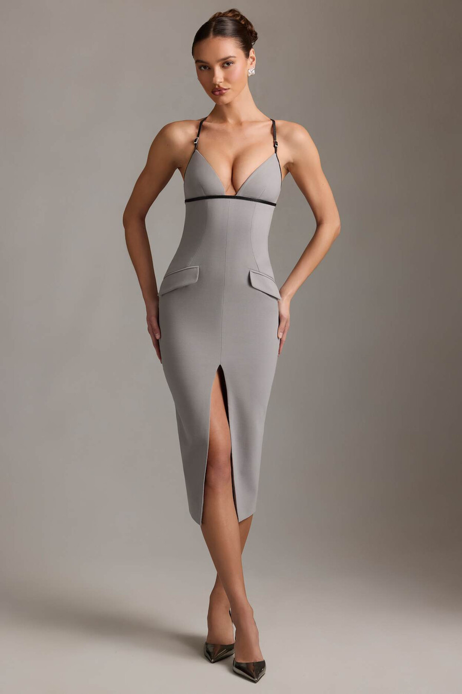 vestido midi cinza com decote profundo e costas nuas.