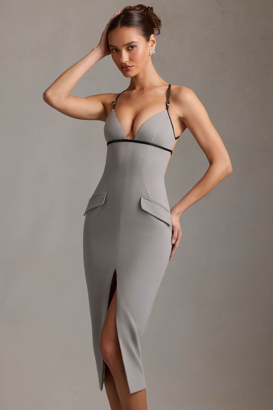 vestido midi cinza com decote profundo e costas nuas.
