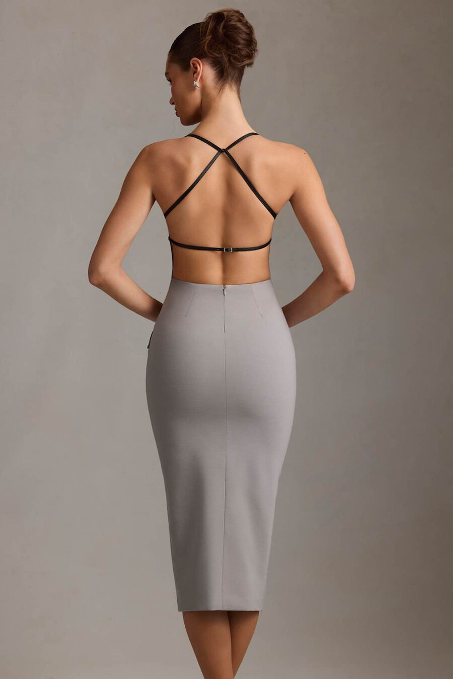 vestido midi cinza com decote profundo e costas nuas.