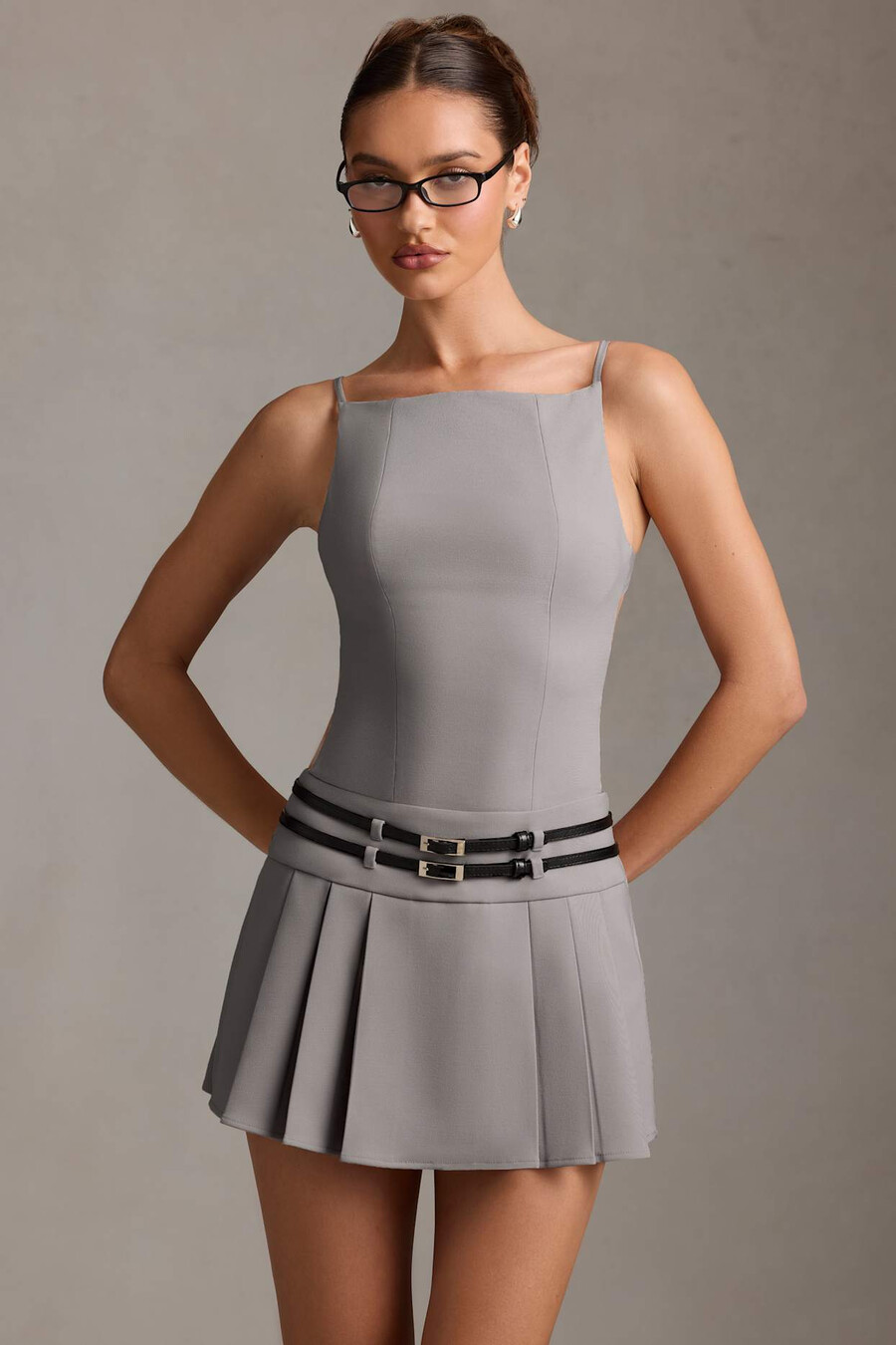 vestido curto plissado com cinto e costas abertas na cor cinza.