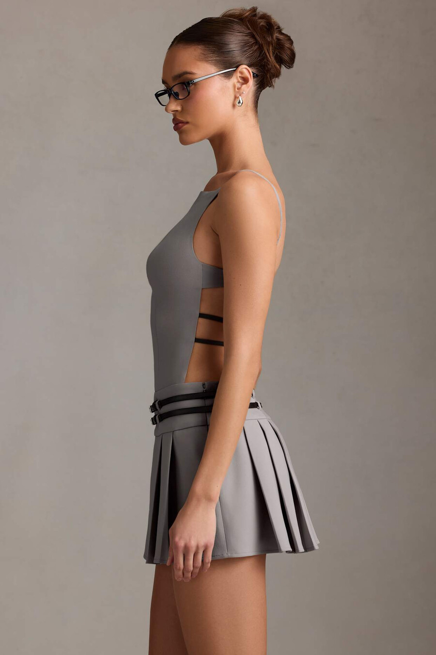 vestido curto plissado com cinto e costas abertas na cor cinza.