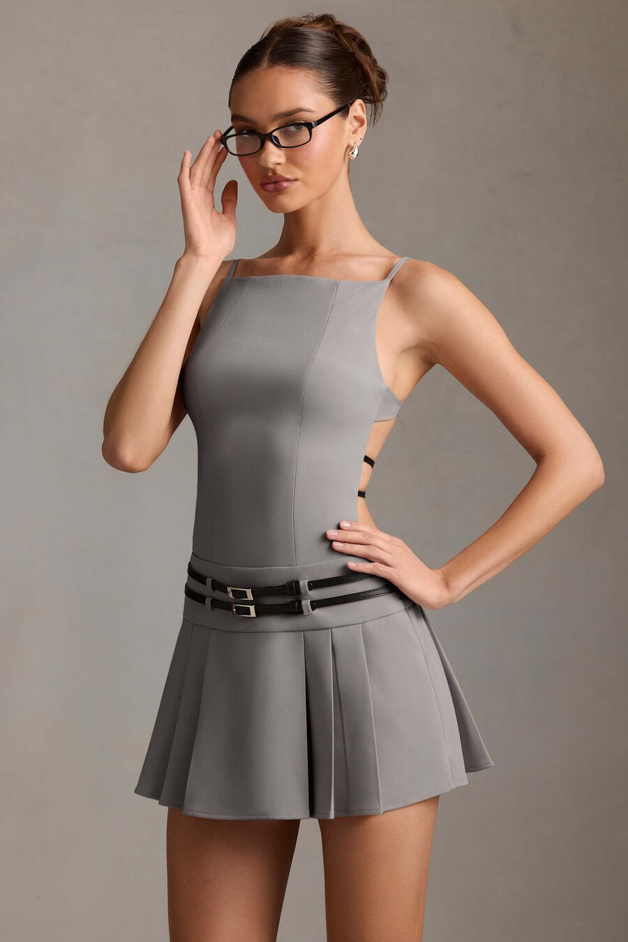 vestido curto plissado com cinto e costas abertas na cor cinza.