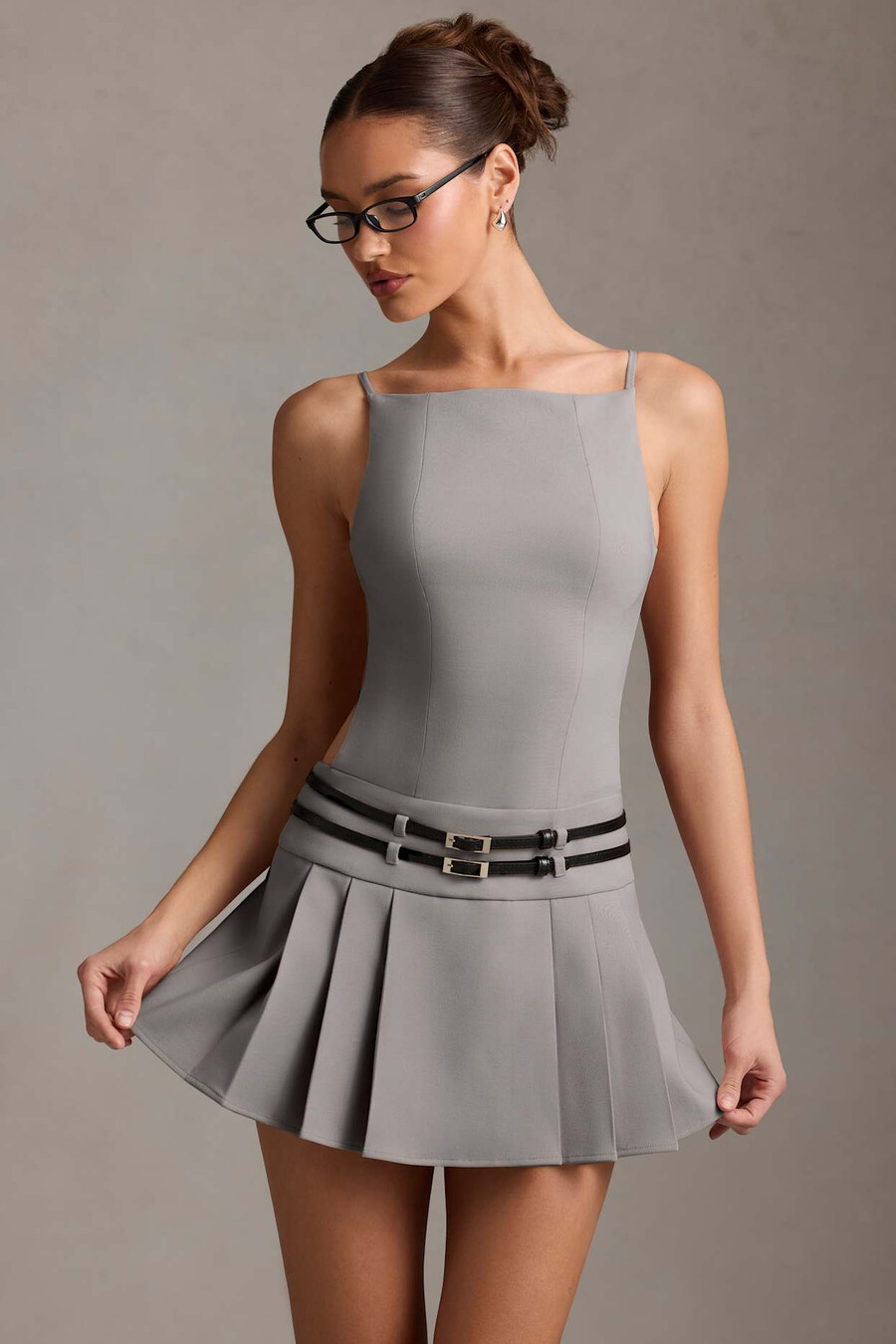 vestido curto plissado com cinto e costas abertas na cor cinza.