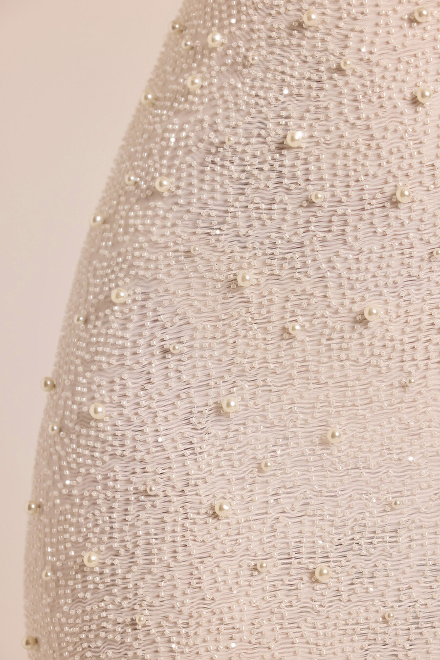 vestido longo branco com mangas compridas e costas nuas bordado com aplicações.