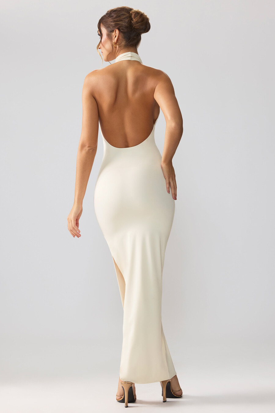 vestido longo premium de malha com gola drapeada e costas abertas na cor marfim.