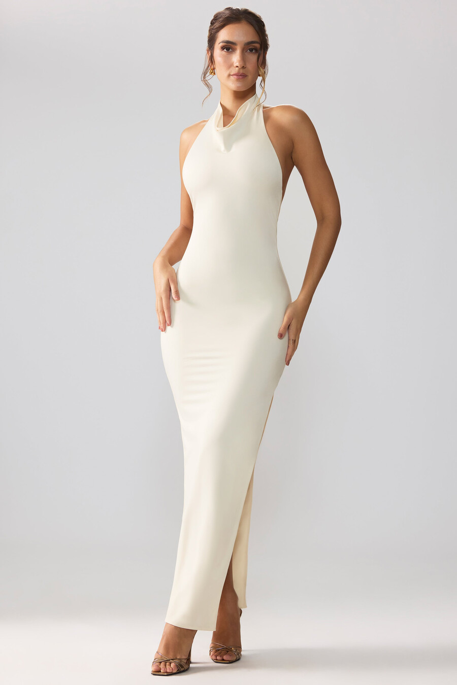 vestido longo premium de malha com gola drapeada e costas abertas na cor marfim.