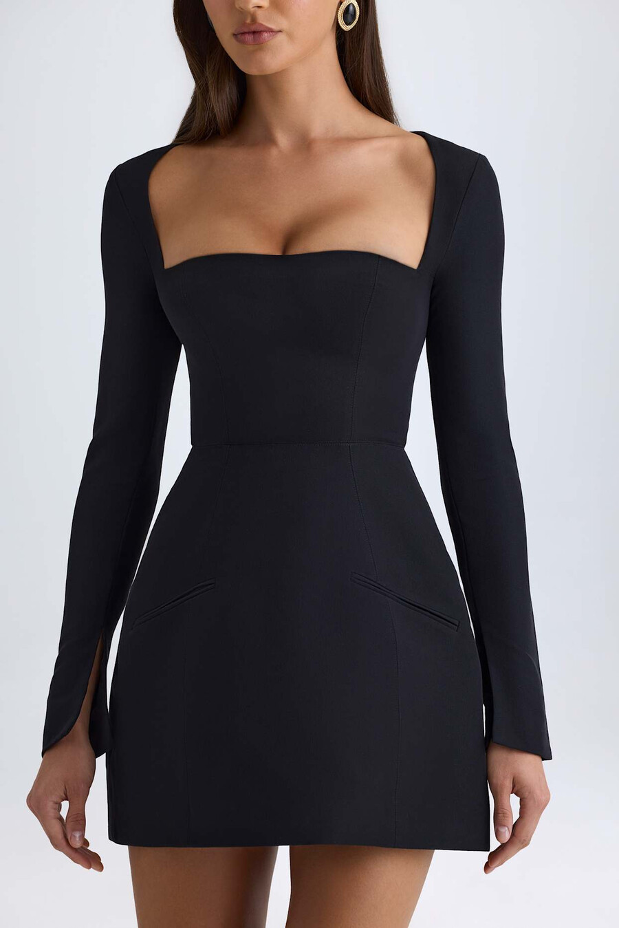 vestido mini tulipa estruturado com decote quadrado na cor preta.