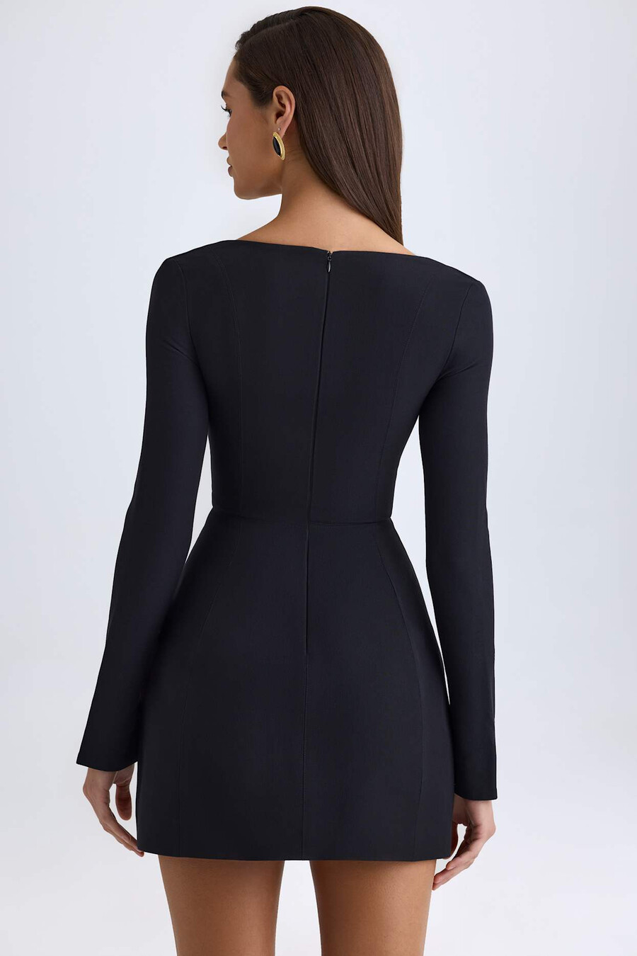 vestido mini tulipa estruturado com decote quadrado na cor preta.