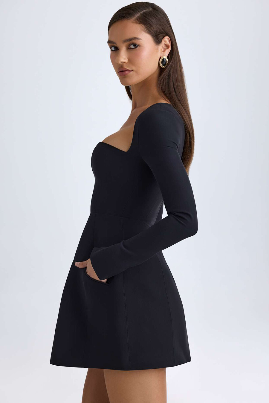 vestido mini tulipa estruturado com decote quadrado na cor preta.