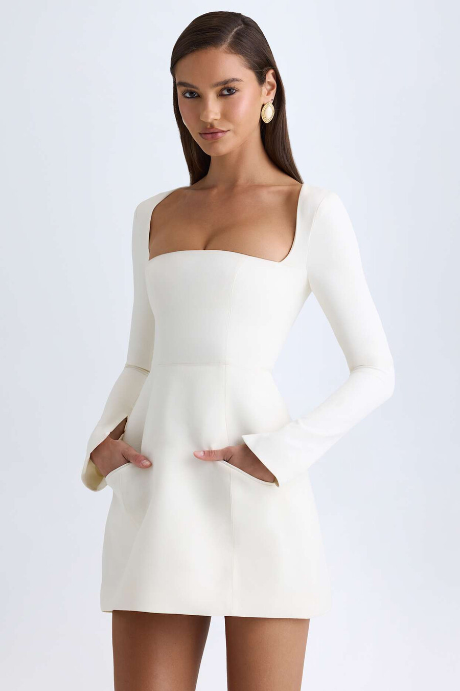 vestido mini tulipa estruturado com decote quadrado na cor baunilha.