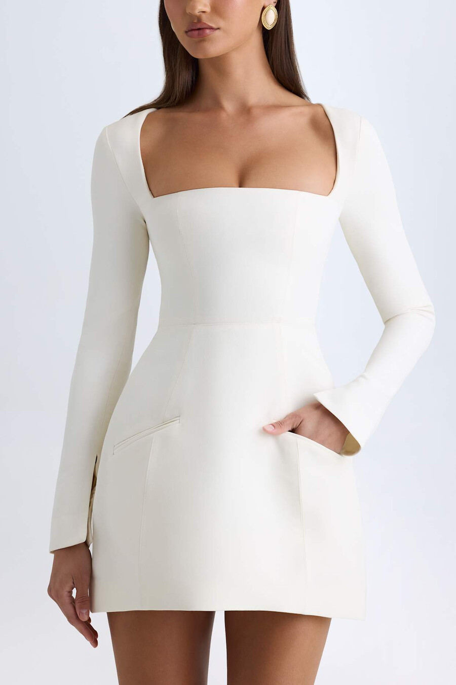 vestido mini tulipa estruturado com decote quadrado na cor baunilha.