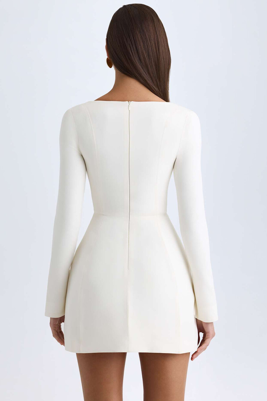 vestido mini tulipa estruturado com decote quadrado na cor baunilha.