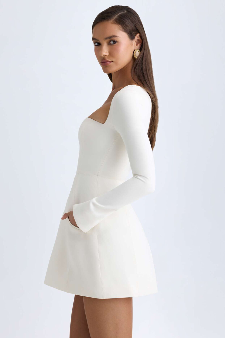 vestido mini tulipa estruturado com decote quadrado na cor baunilha.