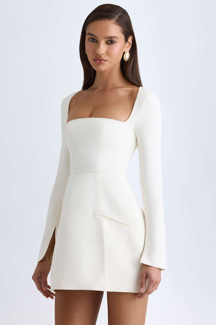 vestido mini tulipa estruturado com decote quadrado na cor baunilha.
