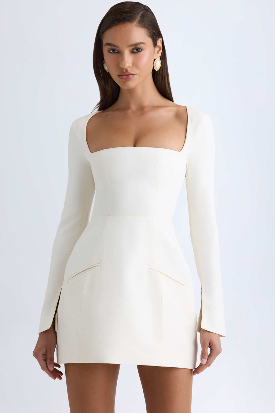 vestido mini tulipa estruturado com decote quadrado na cor baunilha.