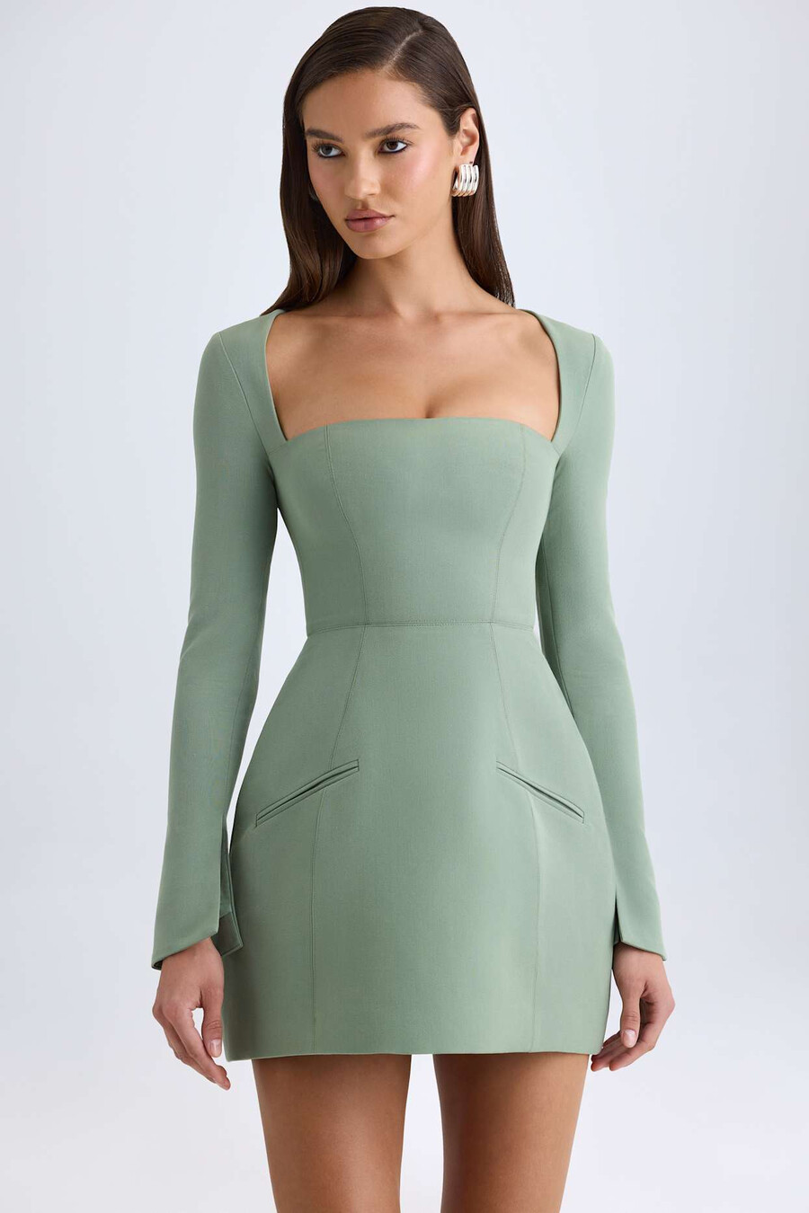 vestido mini tulipa estruturado com decote quadrado na cor verde cáqui.