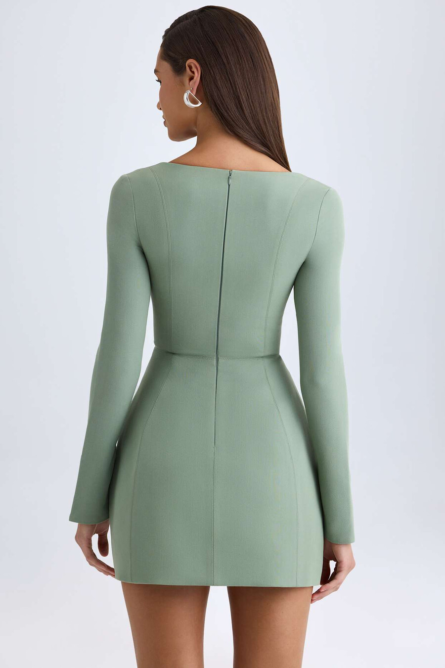 vestido mini tulipa estruturado com decote quadrado na cor verde cáqui.