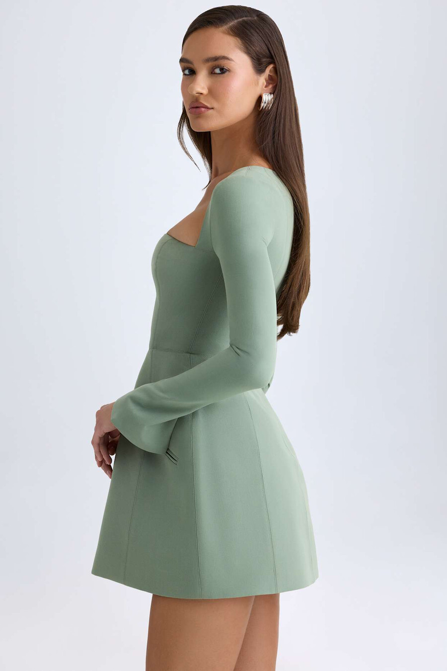 vestido mini tulipa estruturado com decote quadrado na cor verde cáqui.