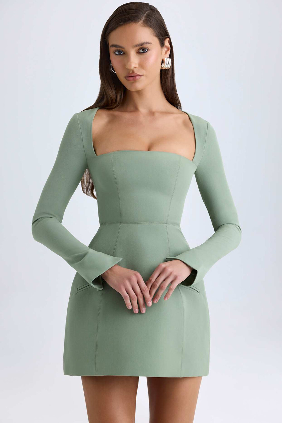 vestido mini tulipa estruturado com decote quadrado na cor verde cáqui.