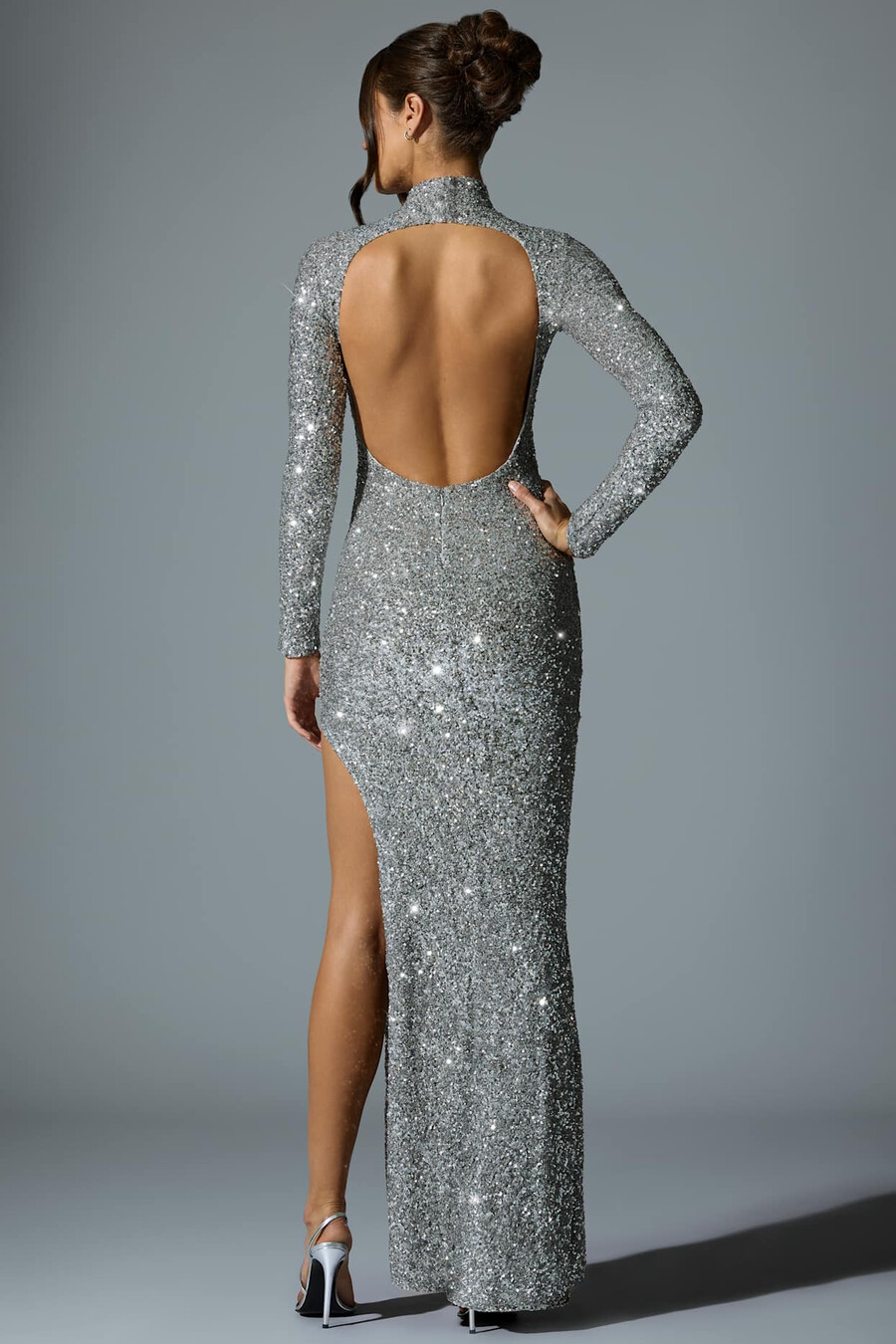 vestido longo prateado com decote nas costas e aplicações.