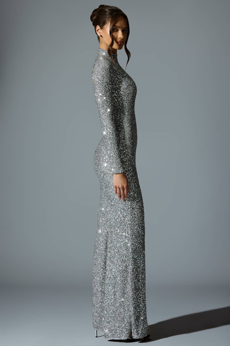vestido longo prateado com decote nas costas e aplicações.