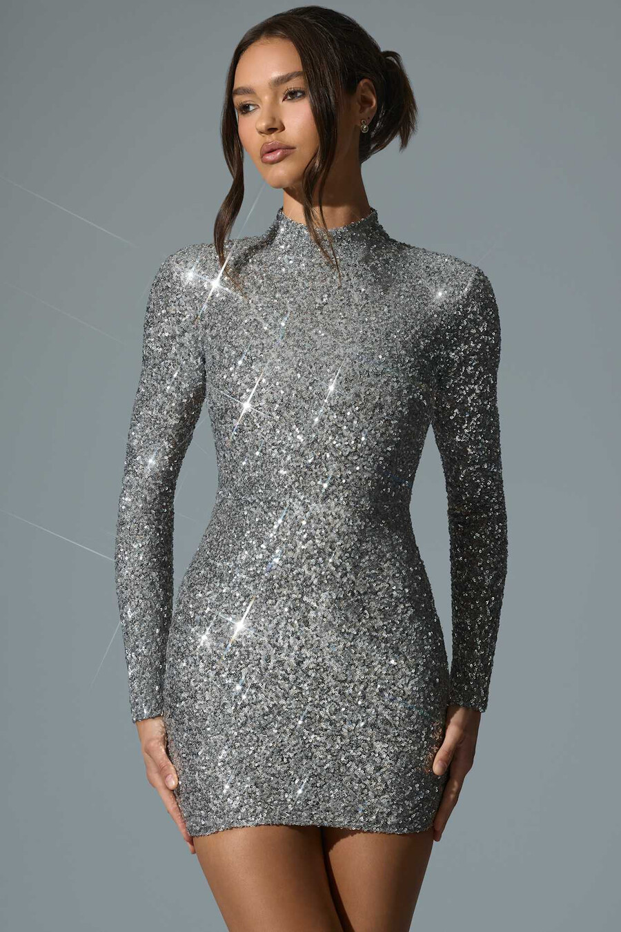 vestido curto prateado com decote nas costas e aplicações.