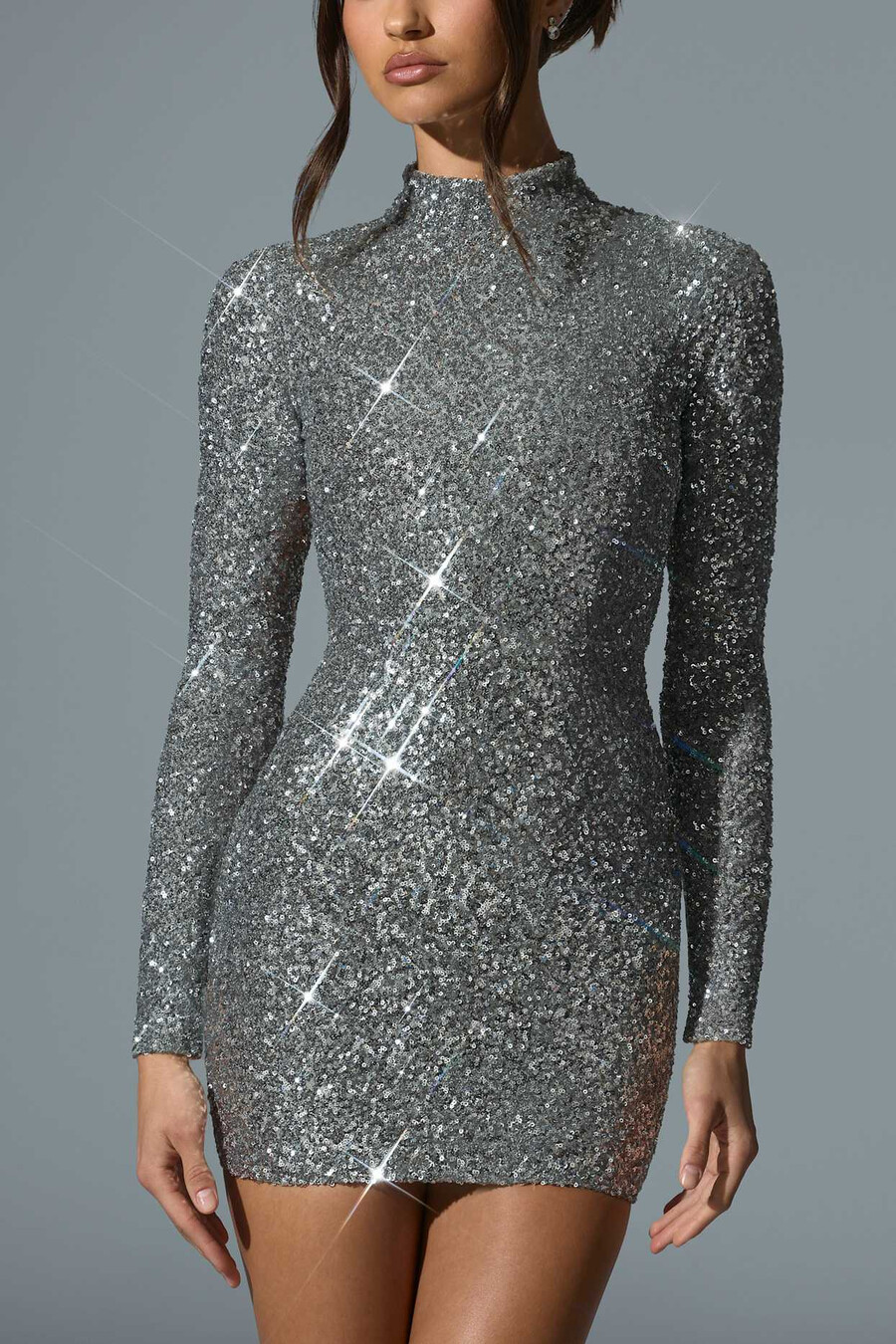 vestido curto prateado com decote nas costas e aplicações.