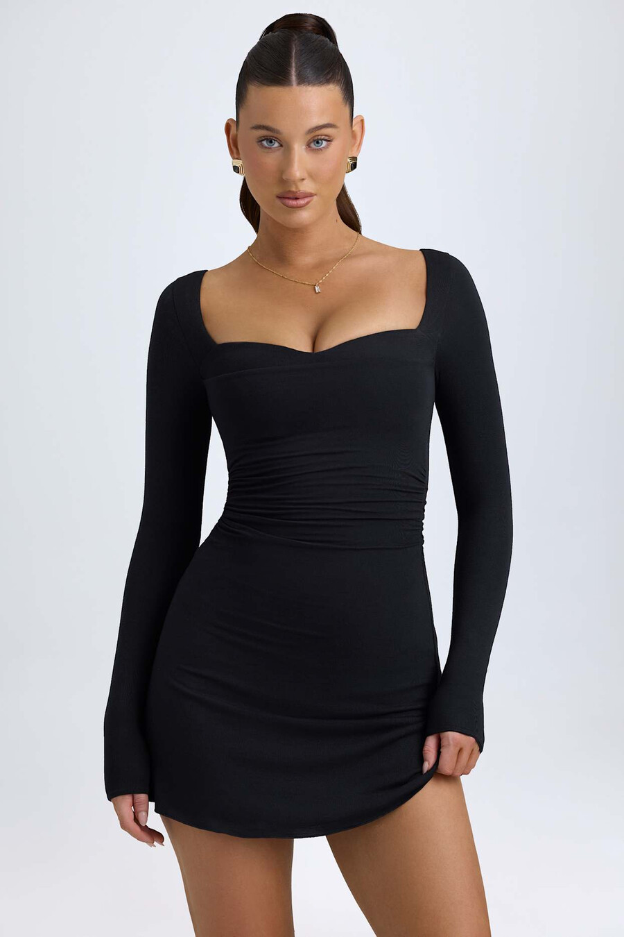 vestido curto evasê em modal com camadas na cor preta.