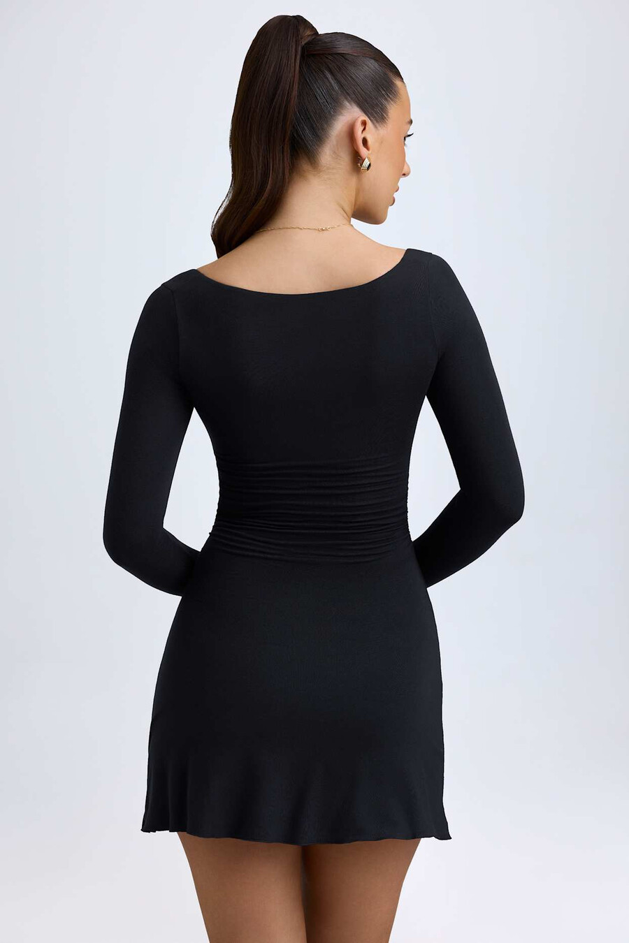 vestido curto evasê em modal com camadas na cor preta.