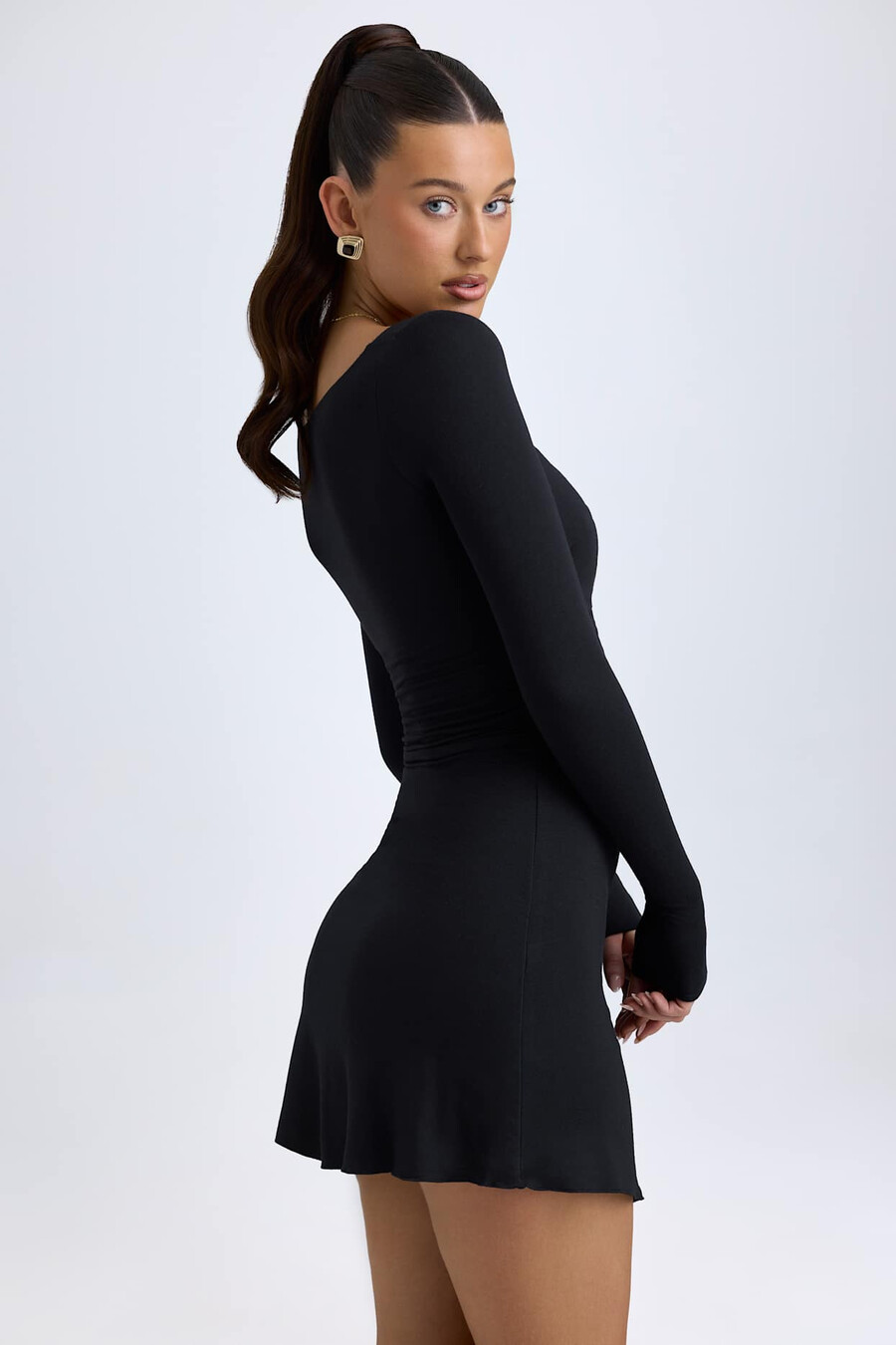 vestido curto evasê em modal com camadas na cor preta.