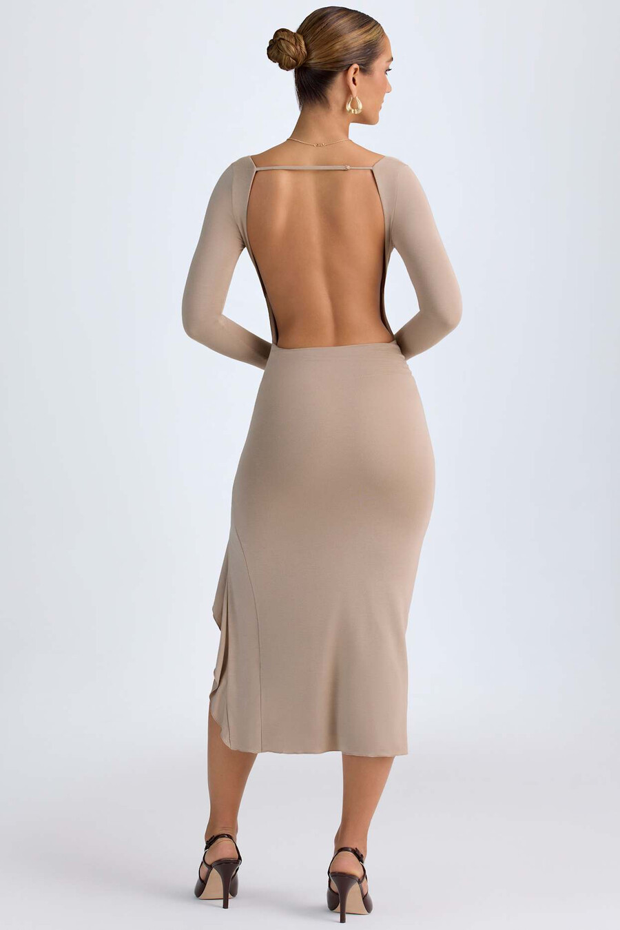 vestido midi com babados em modal na cor taupe.