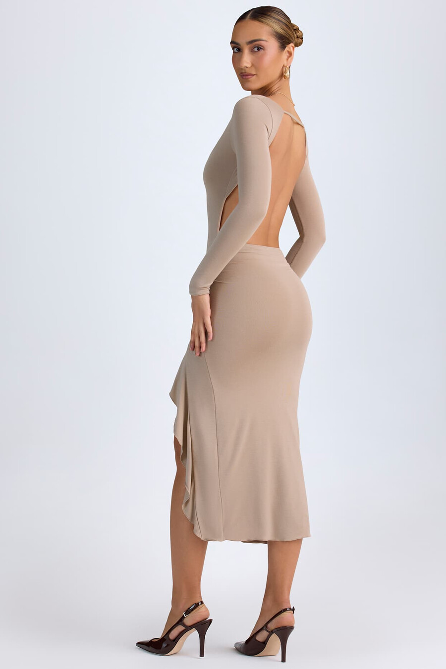 vestido midi com babados em modal na cor taupe.
