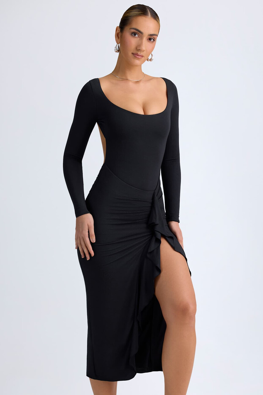 vestido midi com babados em modal na cor preta.