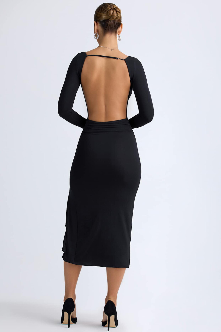 vestido midi com babados em modal na cor preta.