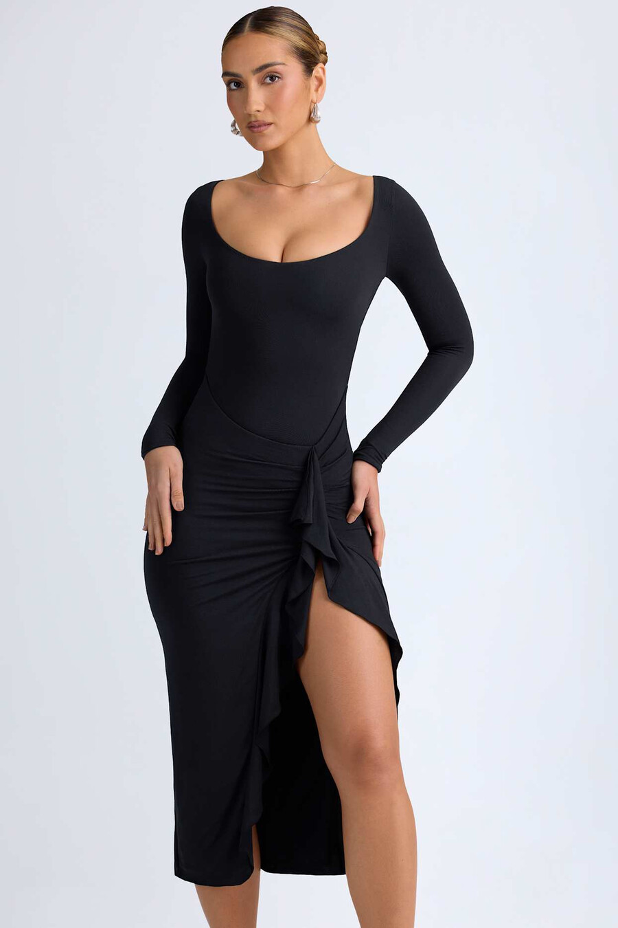 vestido midi com babados em modal na cor preta.